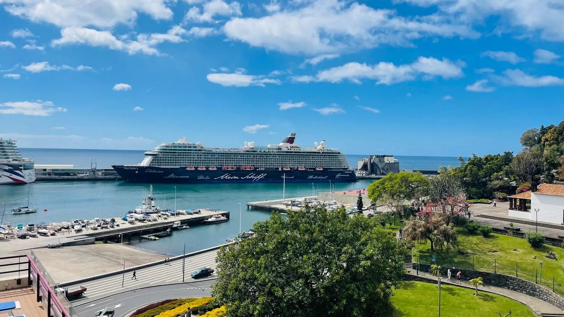 Center Marina View Yellow Studio Funchal